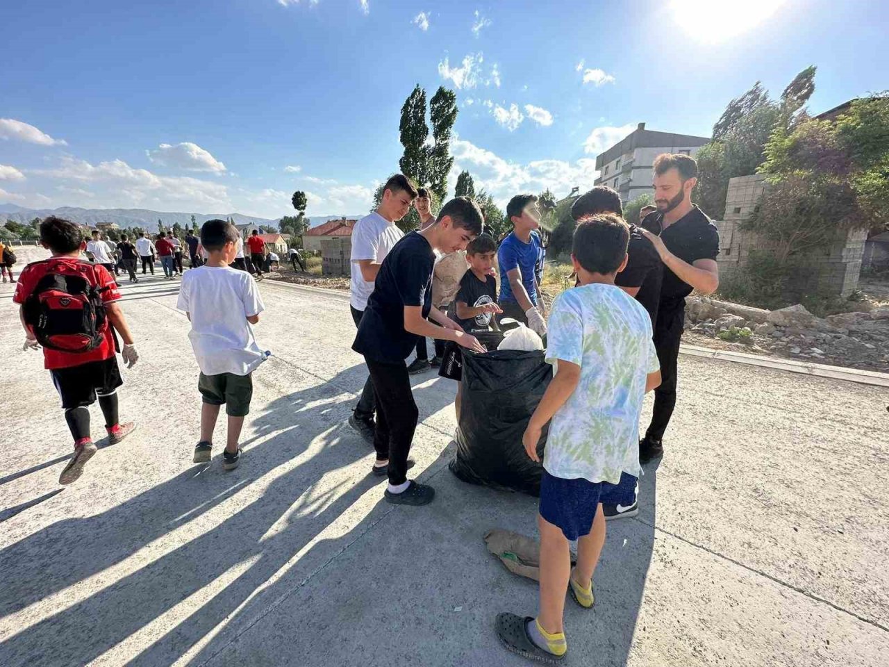 Yüksekovalı 200 sporcu çevre temizliği yaptı