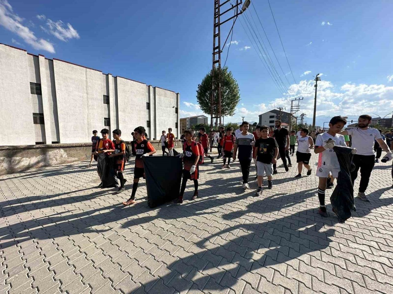 Yüksekovalı 200 sporcu çevre temizliği yaptı