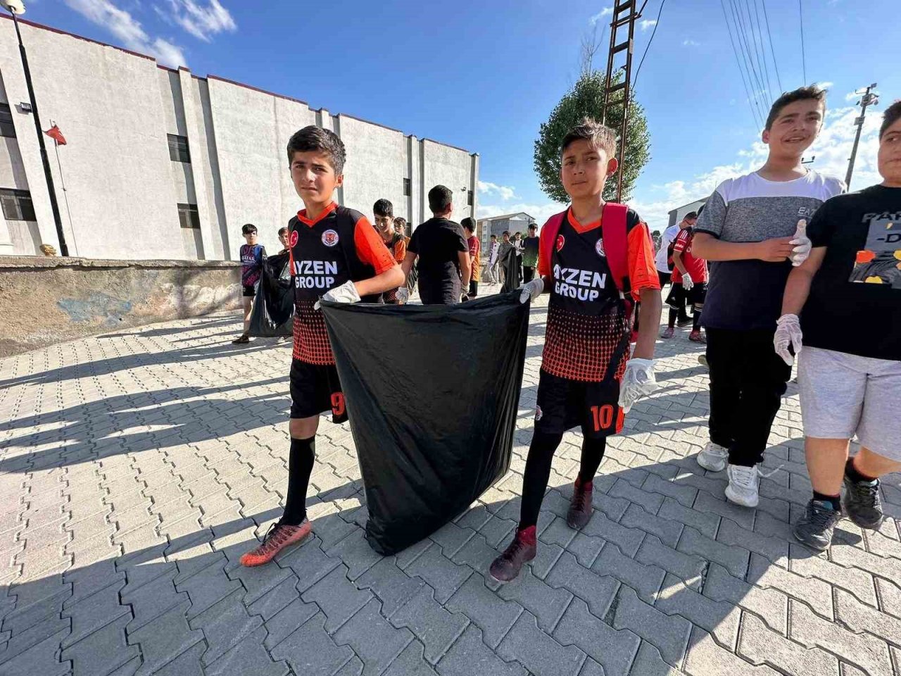 Yüksekovalı 200 sporcu çevre temizliği yaptı