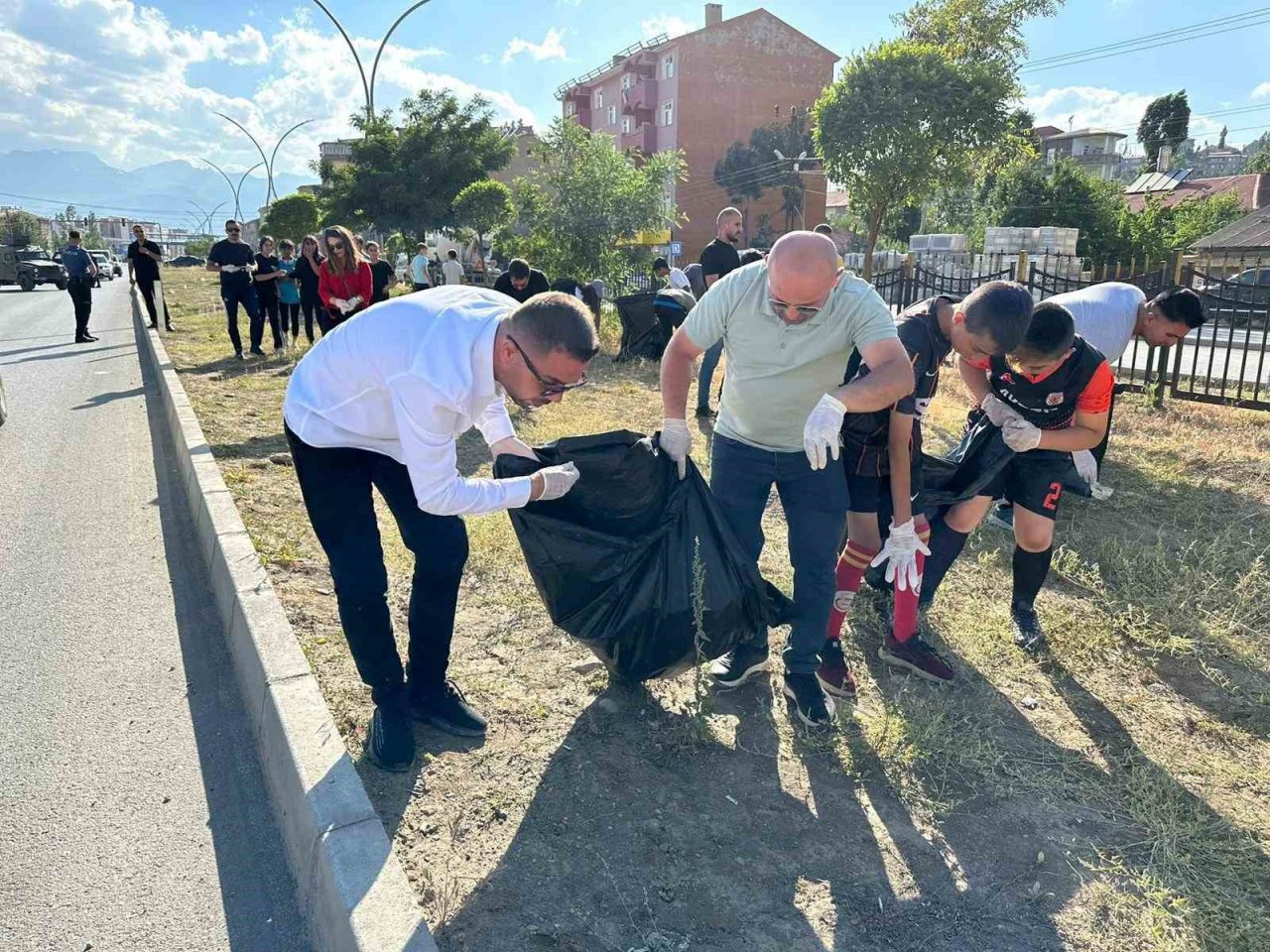 Yüksekovalı 200 sporcu çevre temizliği yaptı