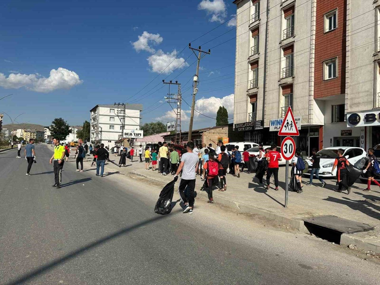 Yüksekovalı 200 sporcu çevre temizliği yaptı