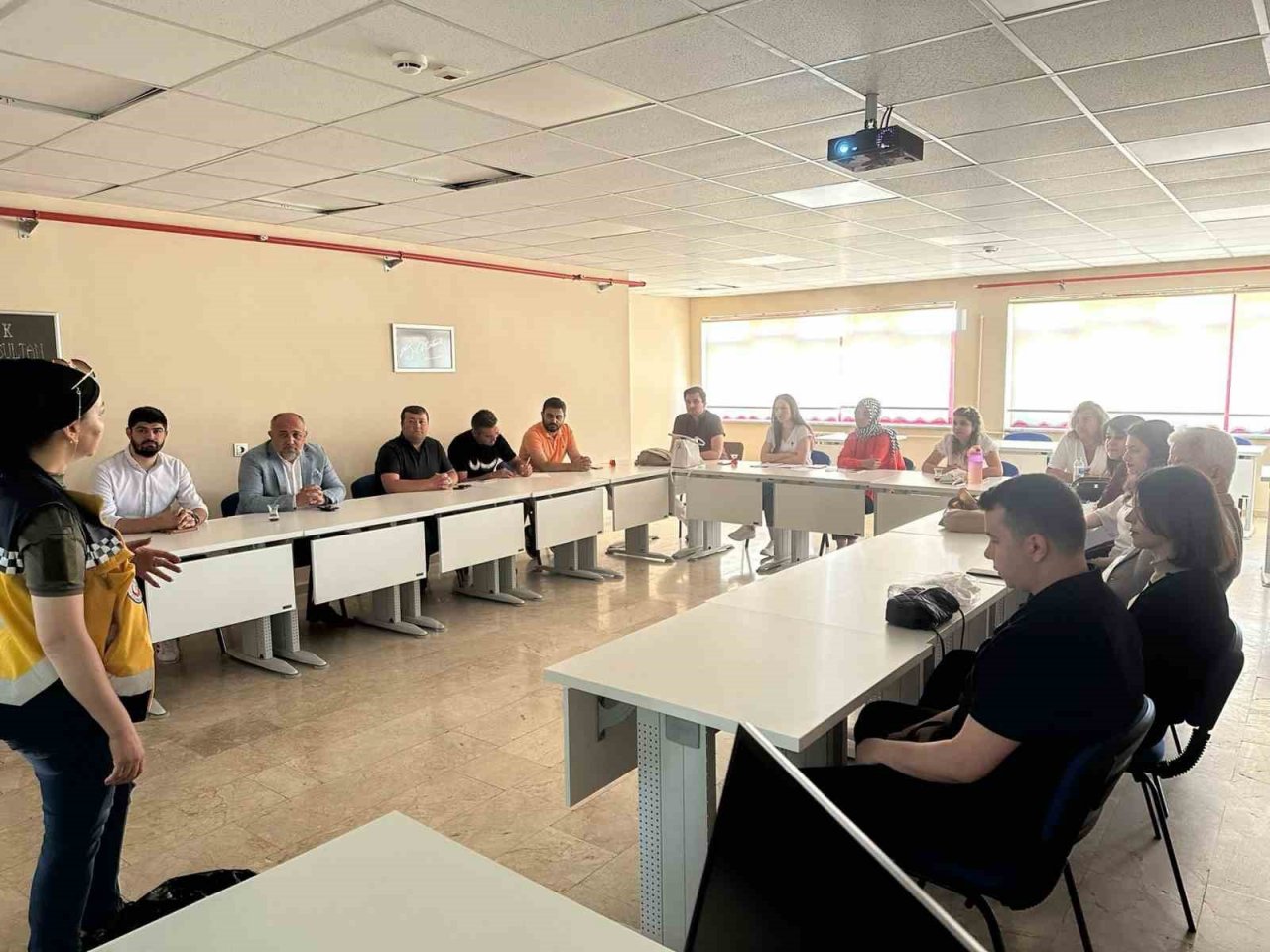 112 çalışanları yurt çalışanlarına ilk yardım eğitimi verdi