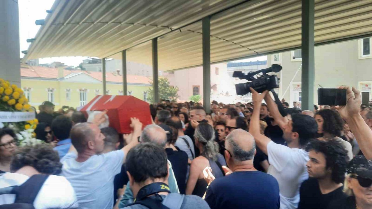 Sanatçı Özkan Uğur son yolculuğuna uğurlandı