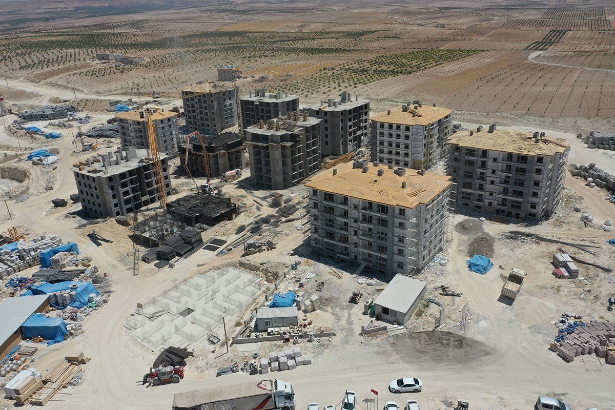 Depremden etkilenen Birecik’te örnek daire hazır hale geldi