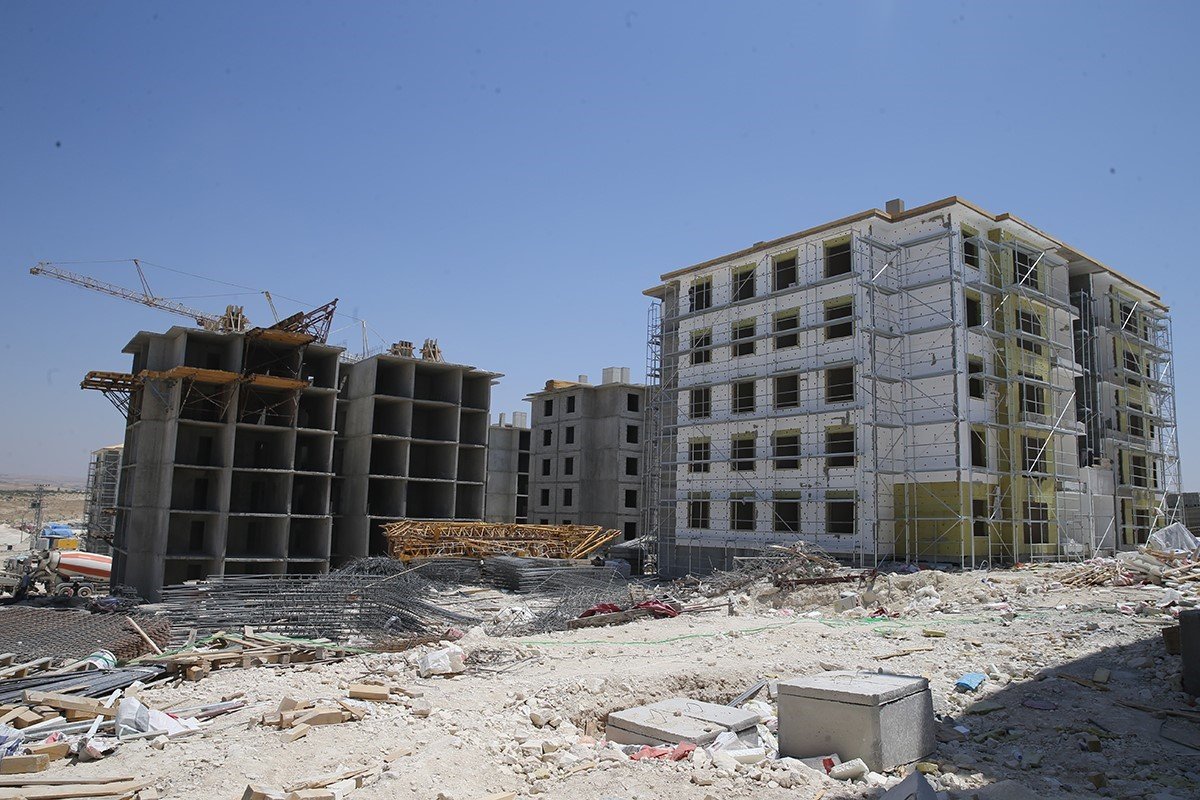 Depremden etkilenen Birecik’te örnek daire hazır hale geldi