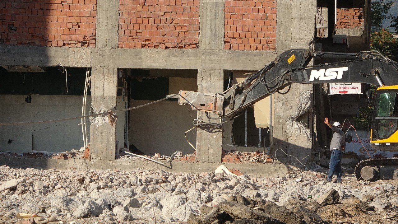 Kahramanmaraş’ta ağır hasarlı binaların yıkımı sürüyor