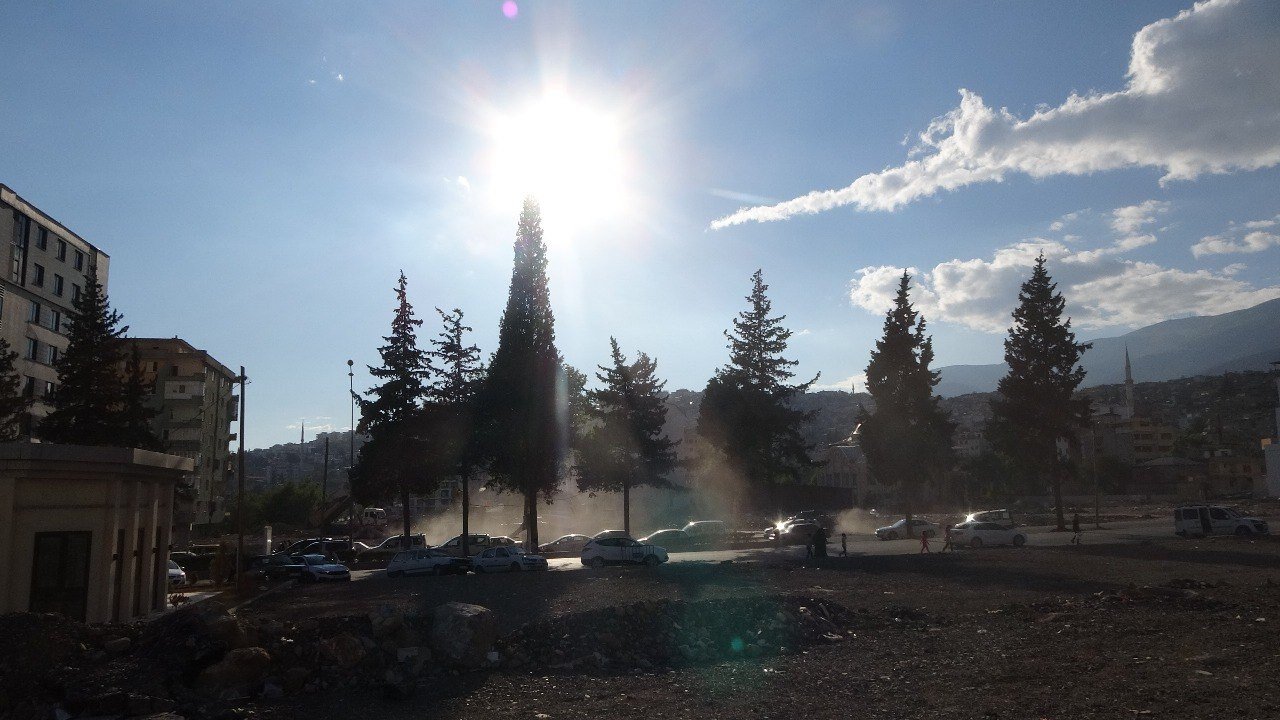 Kahramanmaraş’ta ağır hasarlı binaların yıkımı sürüyor