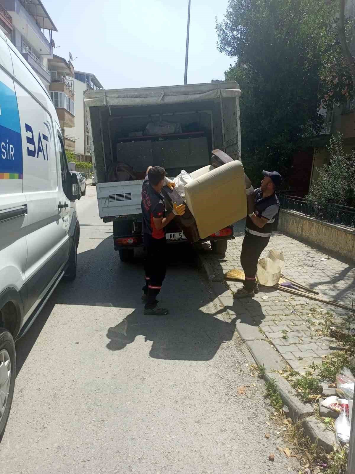 Karesi’de tonlarca atık geri dönüşüm için toplandı