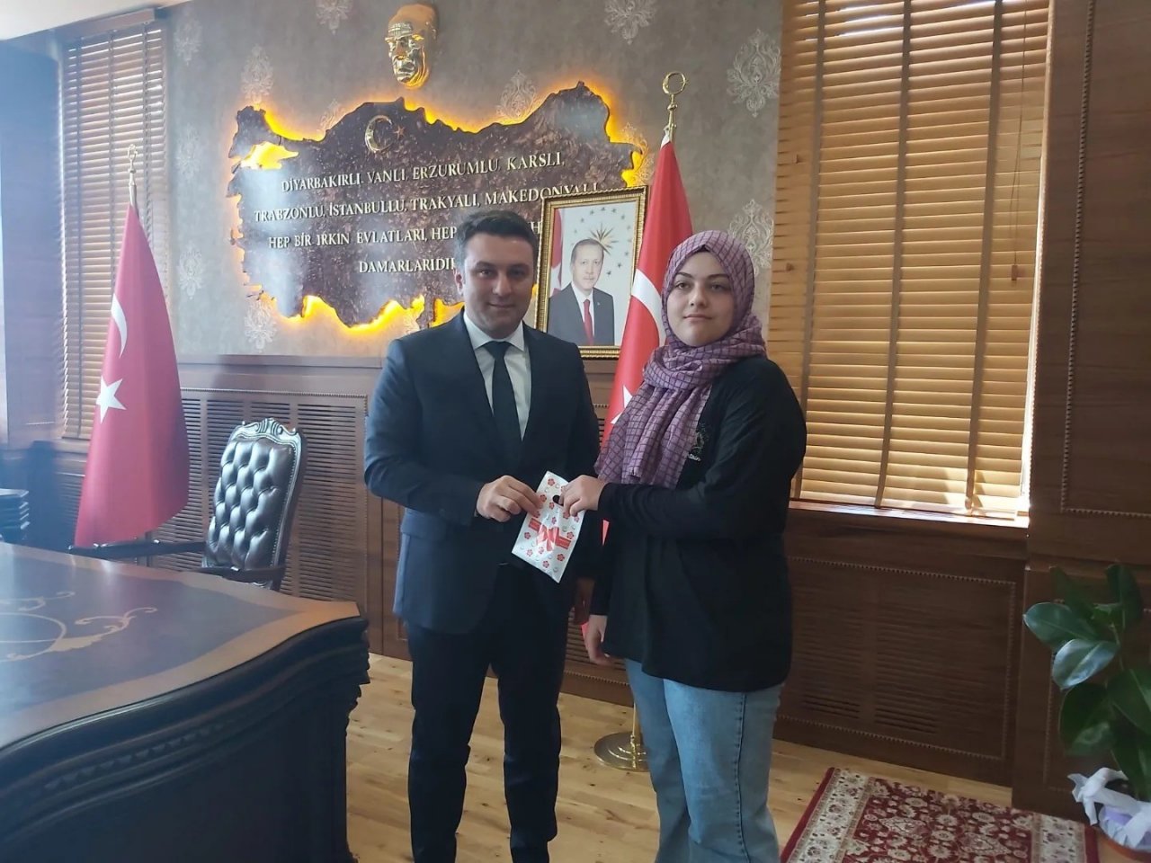 Tosya Kaymakamı Hatam, LGS’de Türkiye birincisi olan 2 öğrenciye ödül verdi