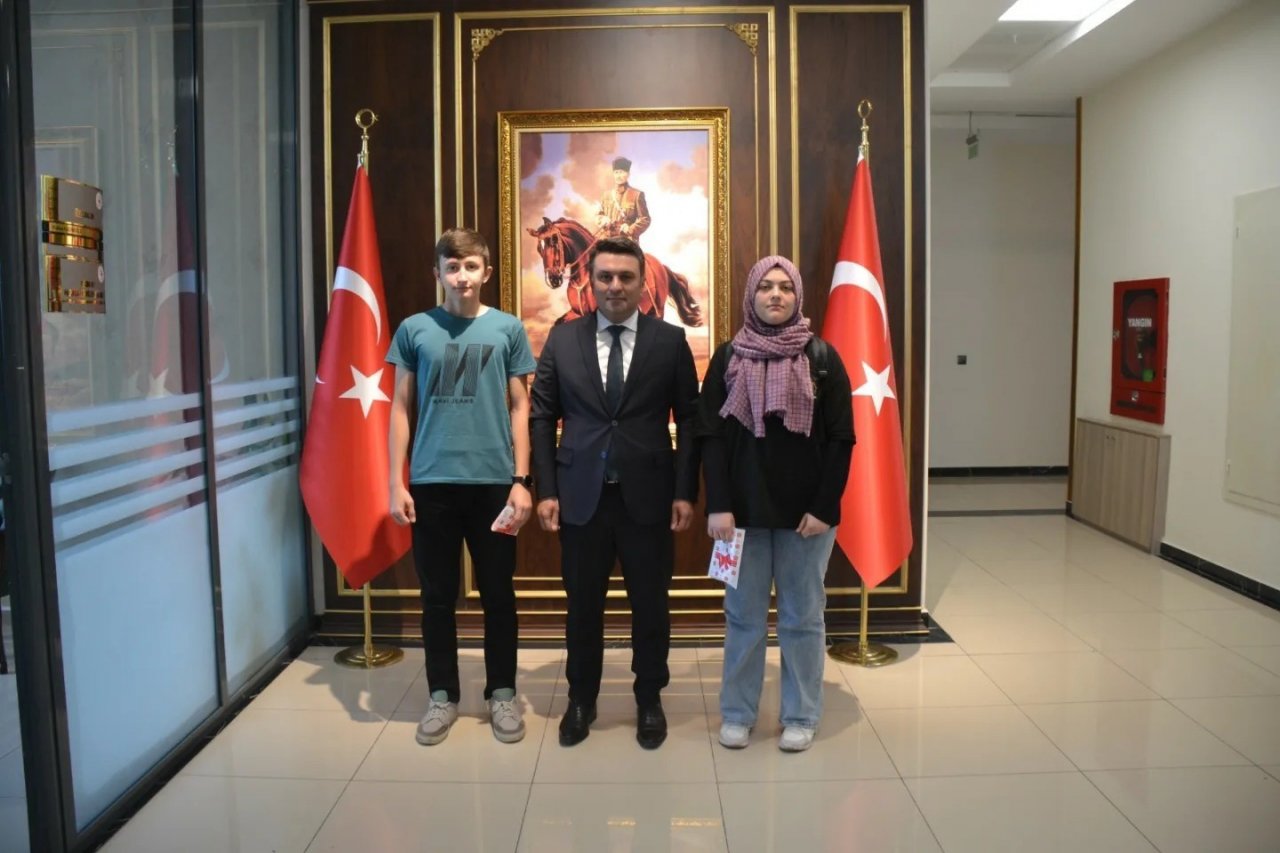 Tosya Kaymakamı Hatam, LGS’de Türkiye birincisi olan 2 öğrenciye ödül verdi
