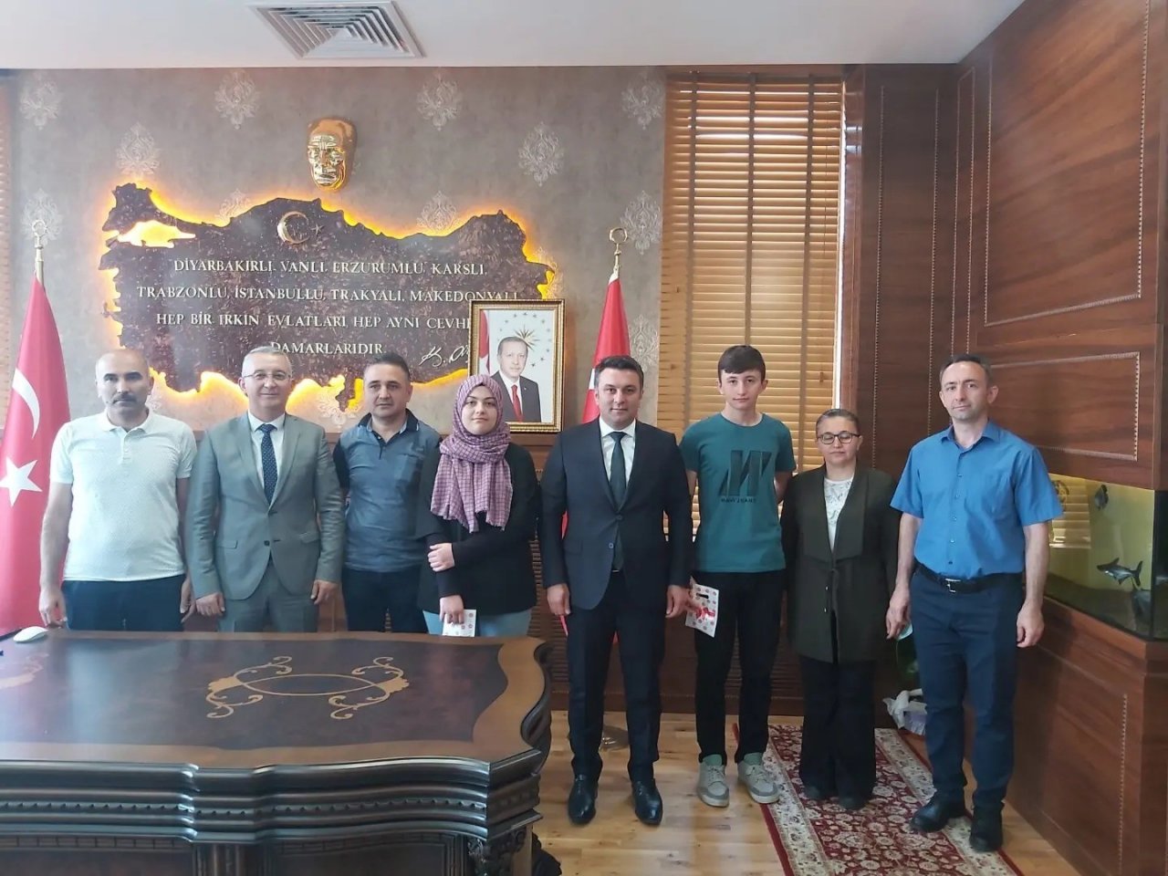 Tosya Kaymakamı Hatam, LGS’de Türkiye birincisi olan 2 öğrenciye ödül verdi