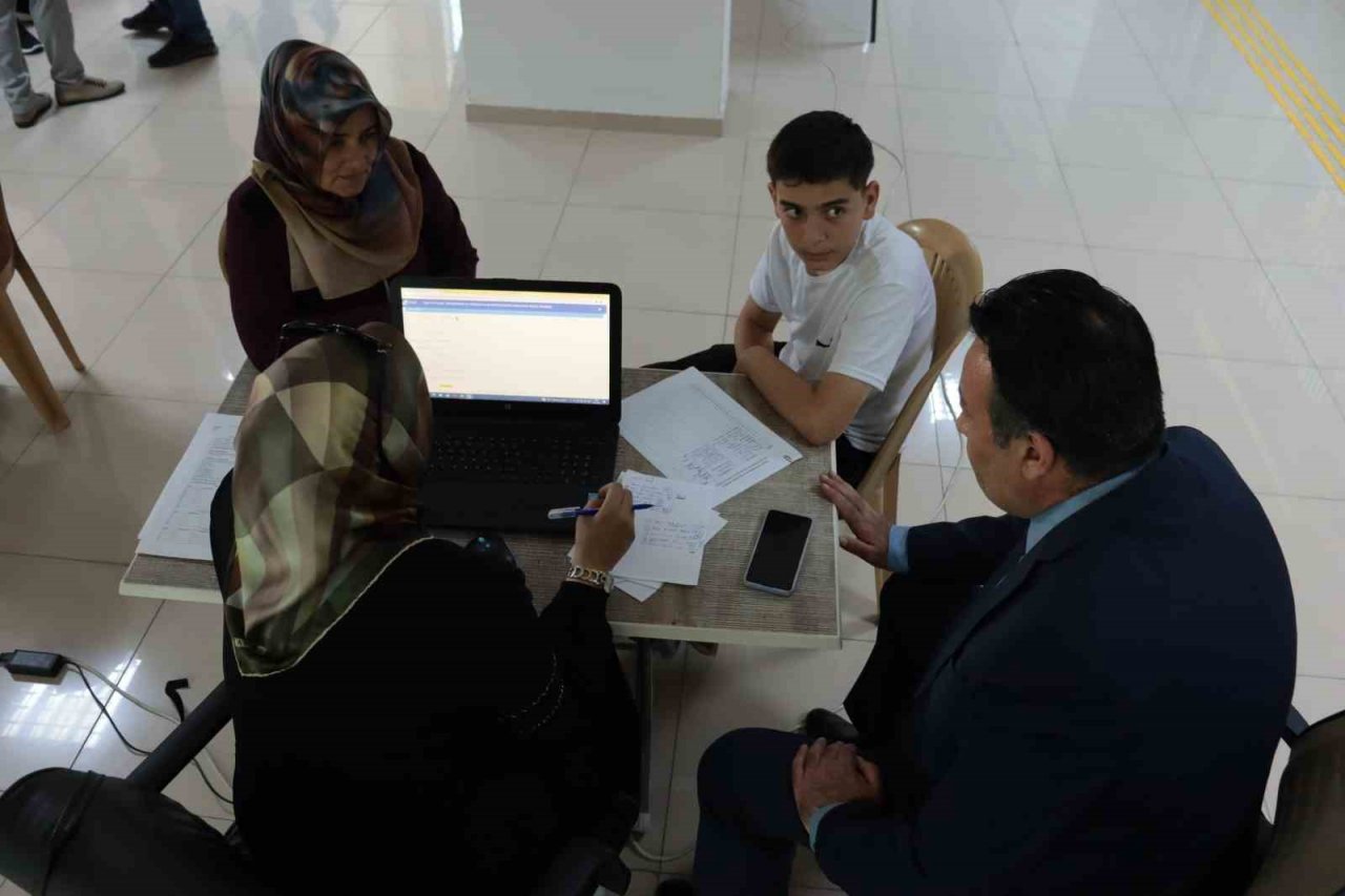 Öğretmenler öğrencilerin geleceği için mesaide