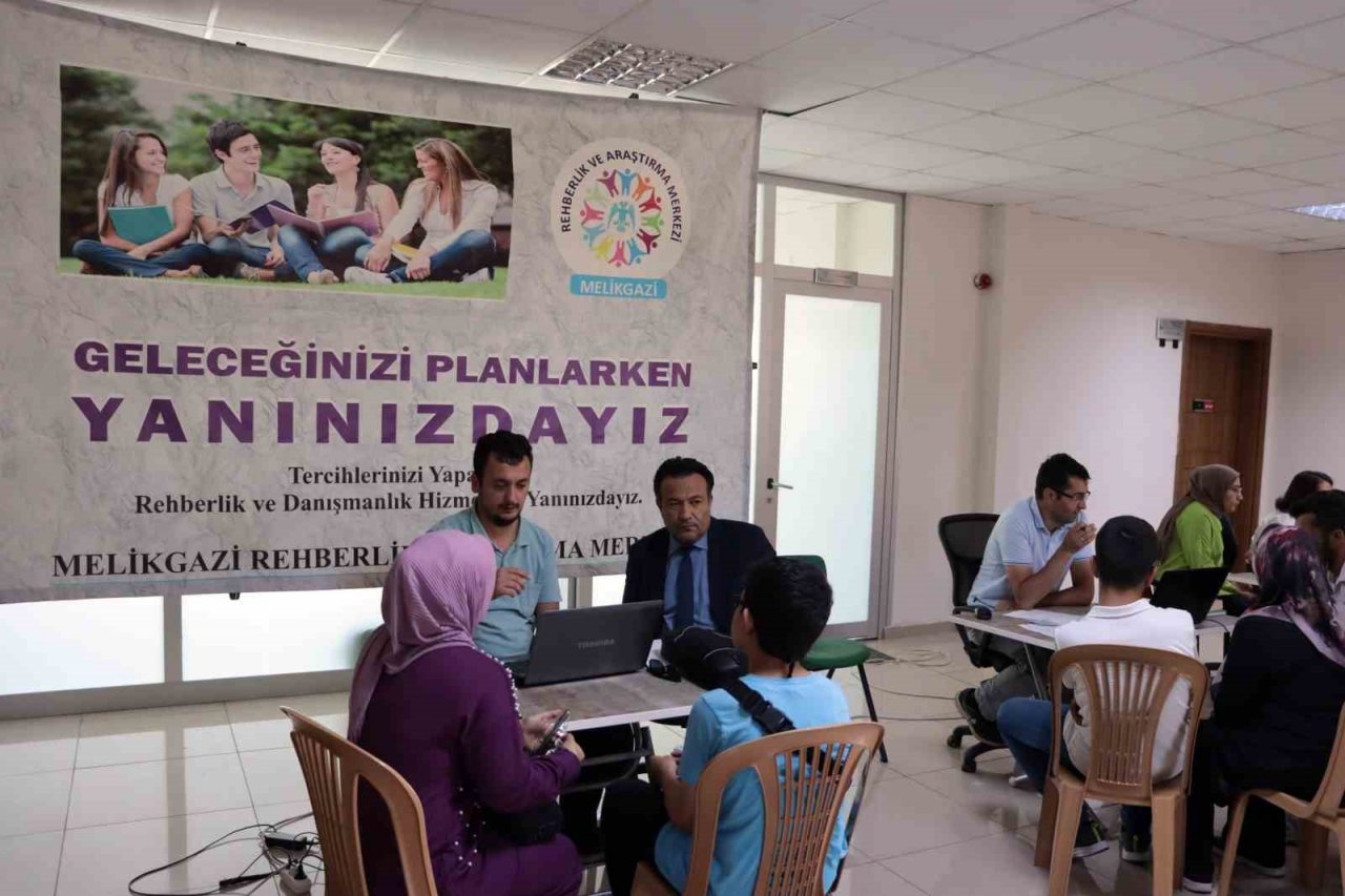 Öğretmenler öğrencilerin geleceği için mesaide