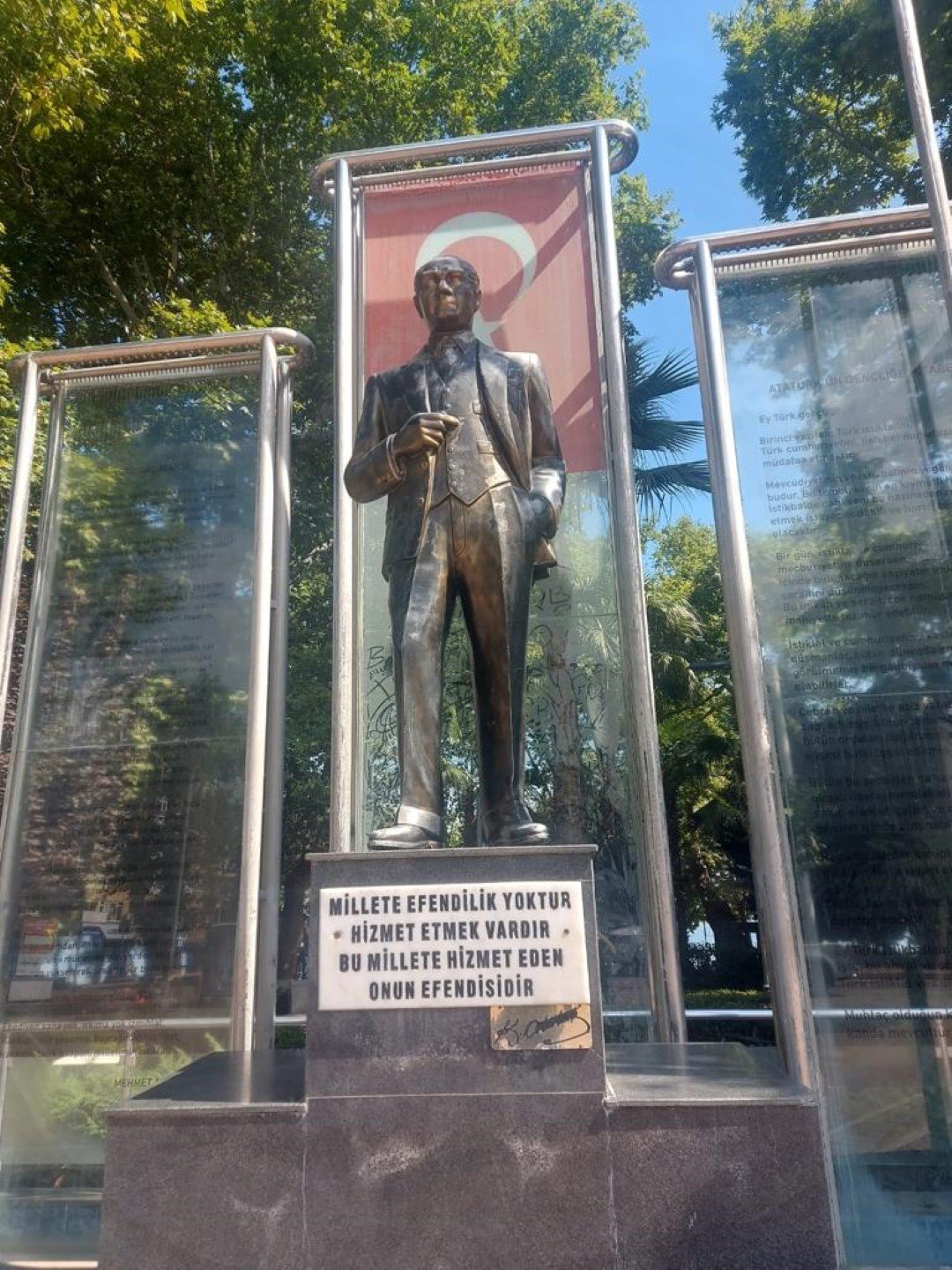 Atatürk heykeline zarar vermişlerdi, bakıma alınıyor
