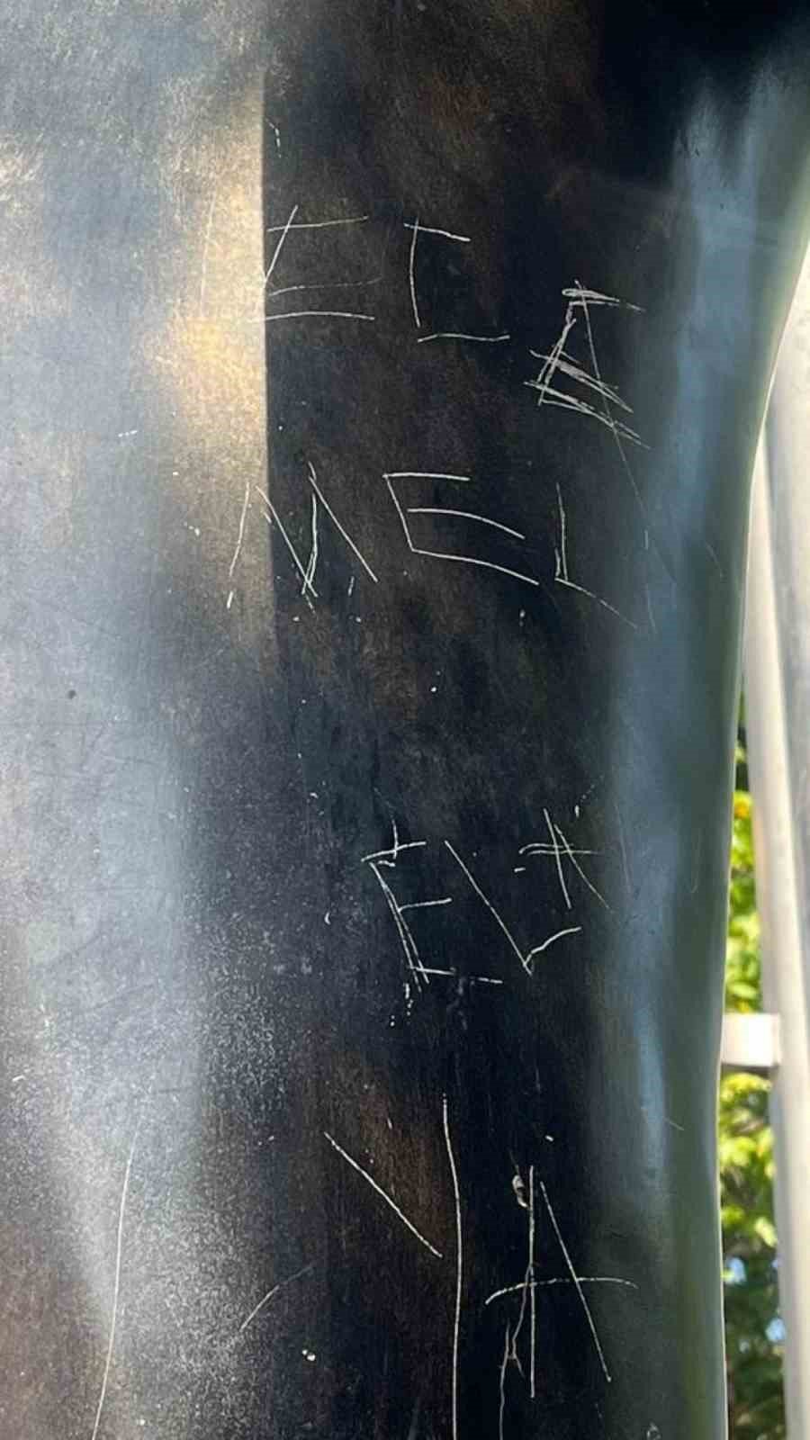 Atatürk heykeline zarar vermişlerdi, bakıma alınıyor