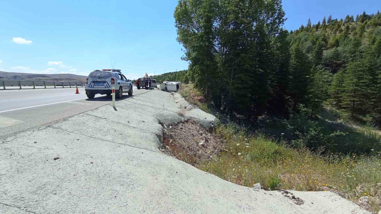 Su tahliye kanalı girişine çarpan otomobil takla attı: 1 ölü, 3 yaralı