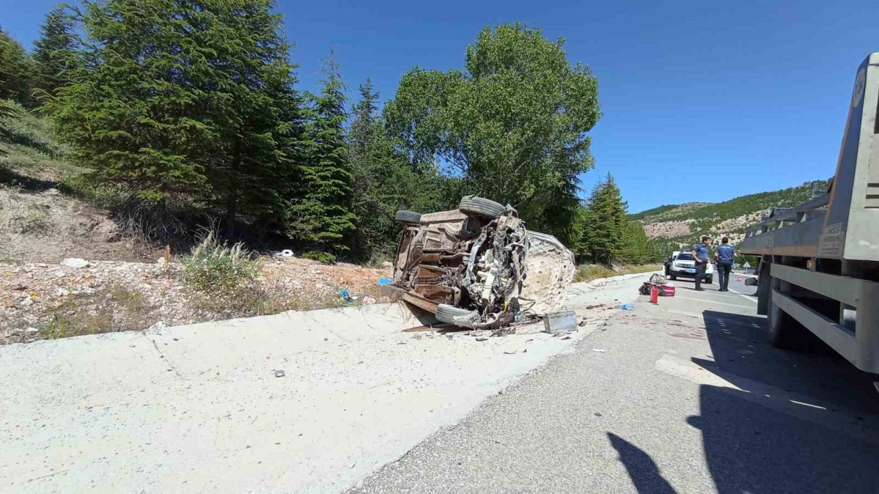 Su tahliye kanalı girişine çarpan otomobil takla attı: 1 ölü, 3 yaralı