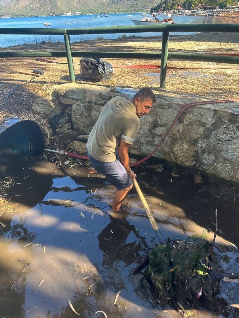 Marmaris’teki derelerde temizlik mesaisi sürüyor