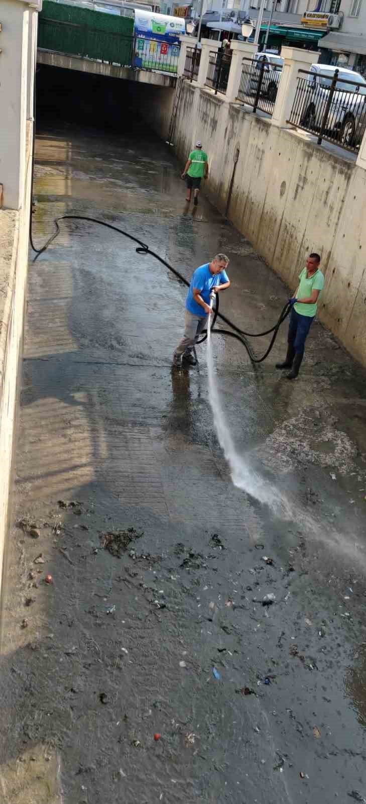 Marmaris’teki derelerde temizlik mesaisi sürüyor