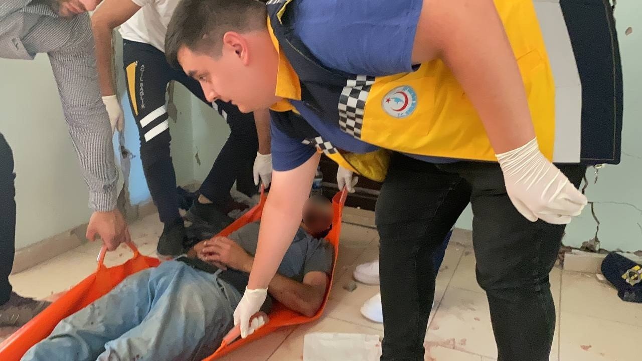 Hırsız ev sahiplerine bıçakla saldırdı: 4 yaralı