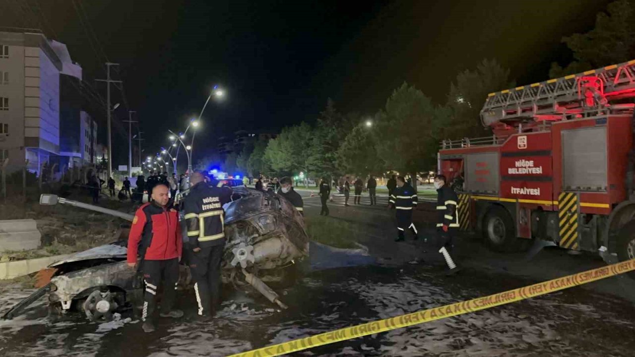 Niğde’de otomobil yayaya çarptıktan sonra yandı: 3 ölü