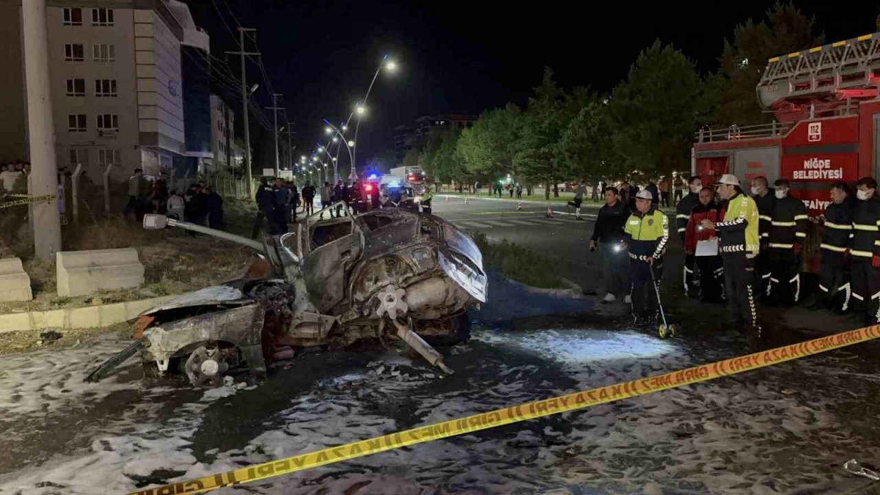 Niğde’de otomobil yayaya çarptıktan sonra yandı: 3 ölü