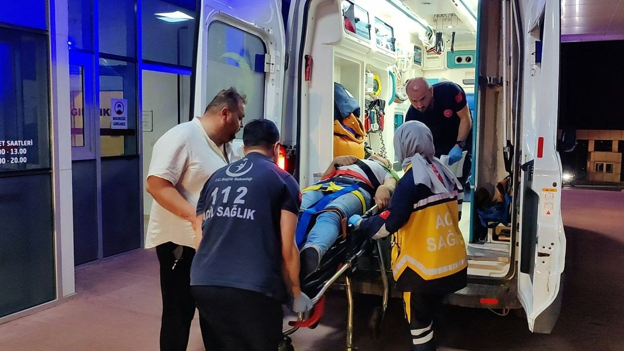 Motosiklet traktöre çarptı: 1 yaralı