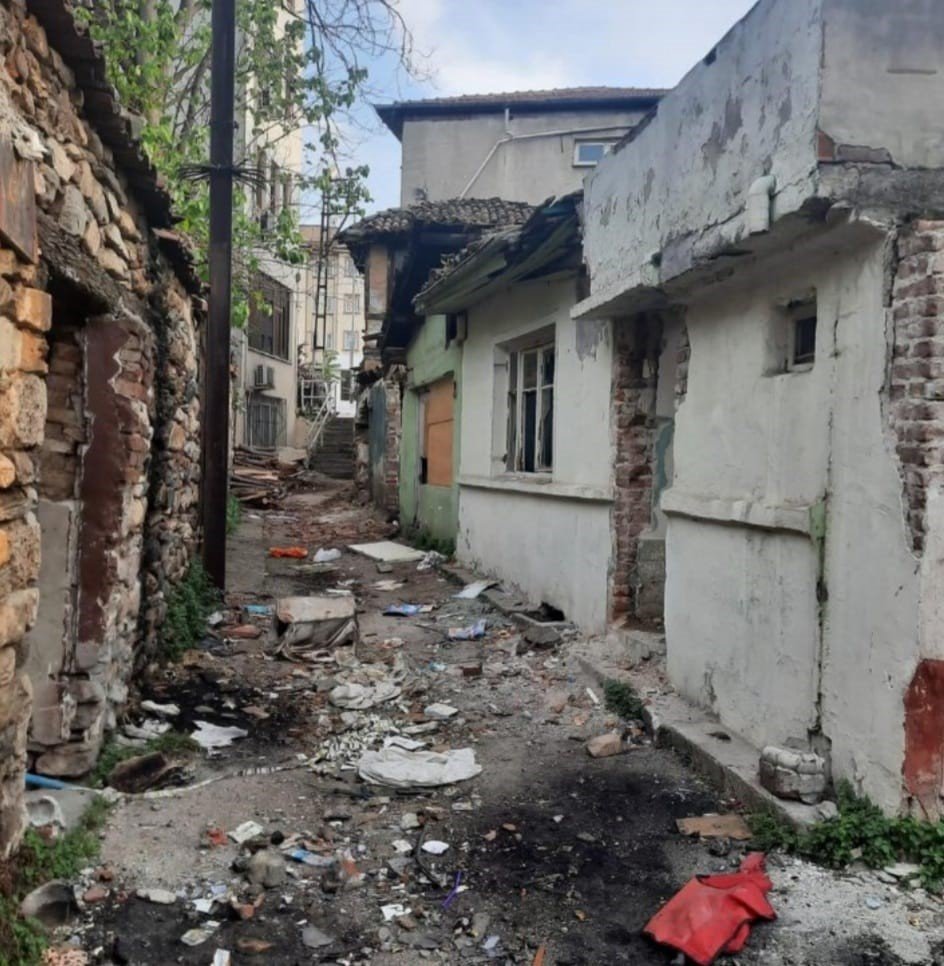 Metruk binalar tehlike arz ediyor