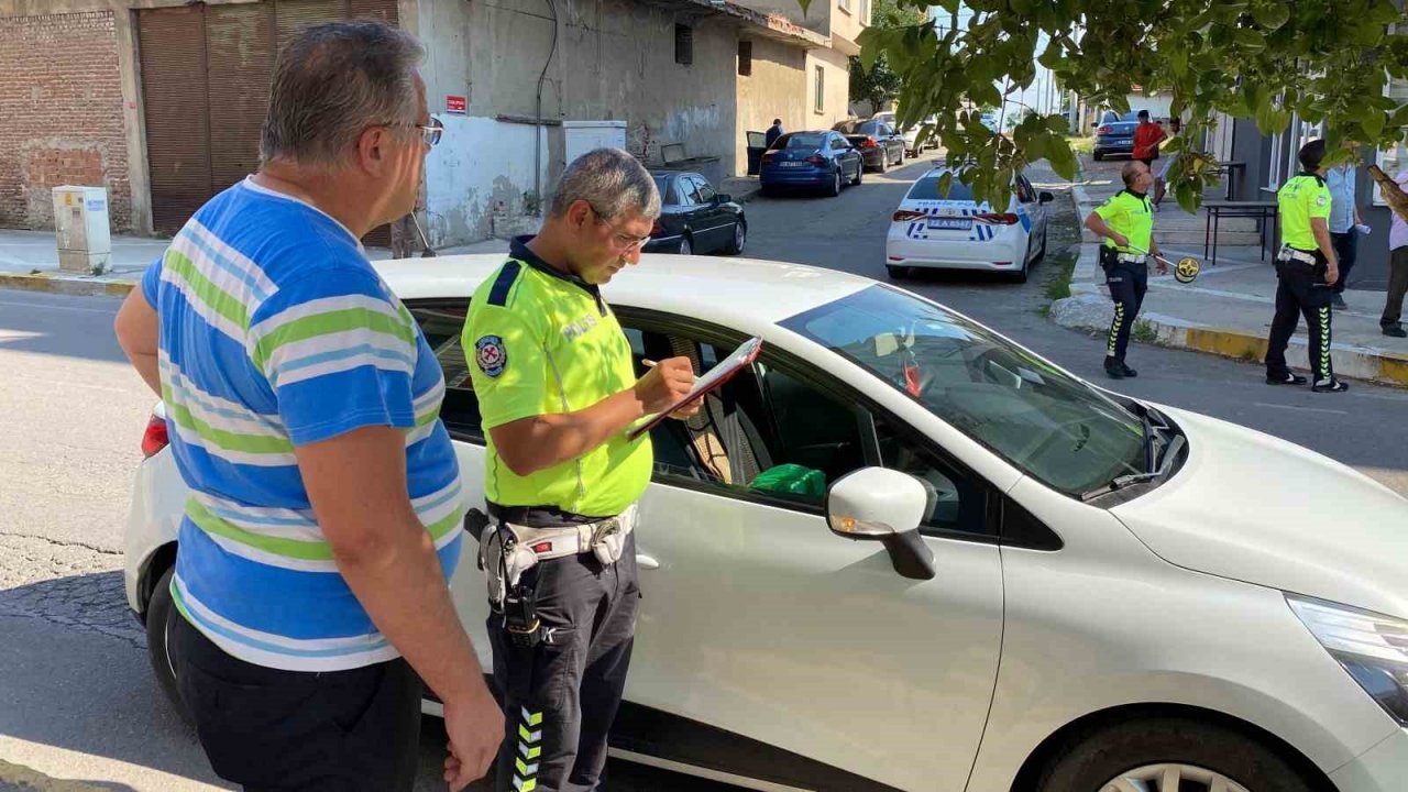 Yolun karşısına geçmeye çalışan çocuğa otomobil çarptı