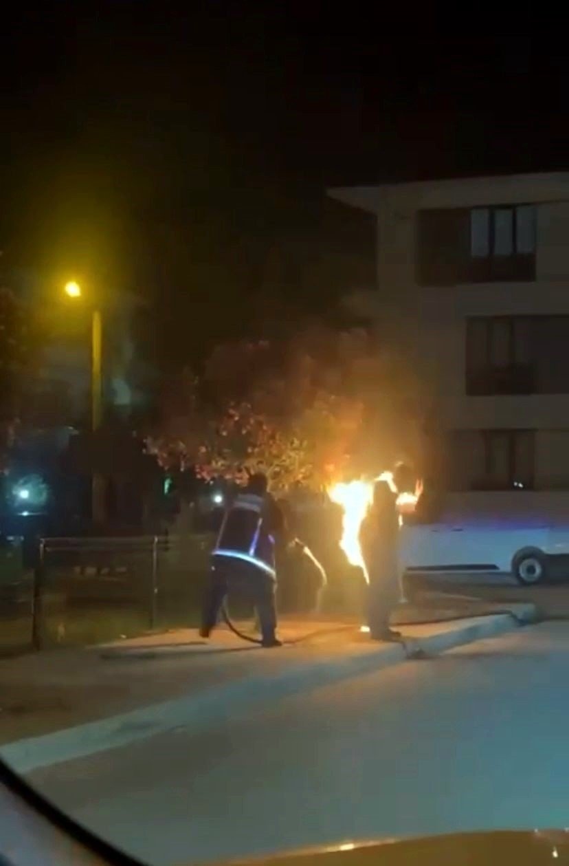 Sakarya’da korkunç olay: Sokak ortasında alev aldı