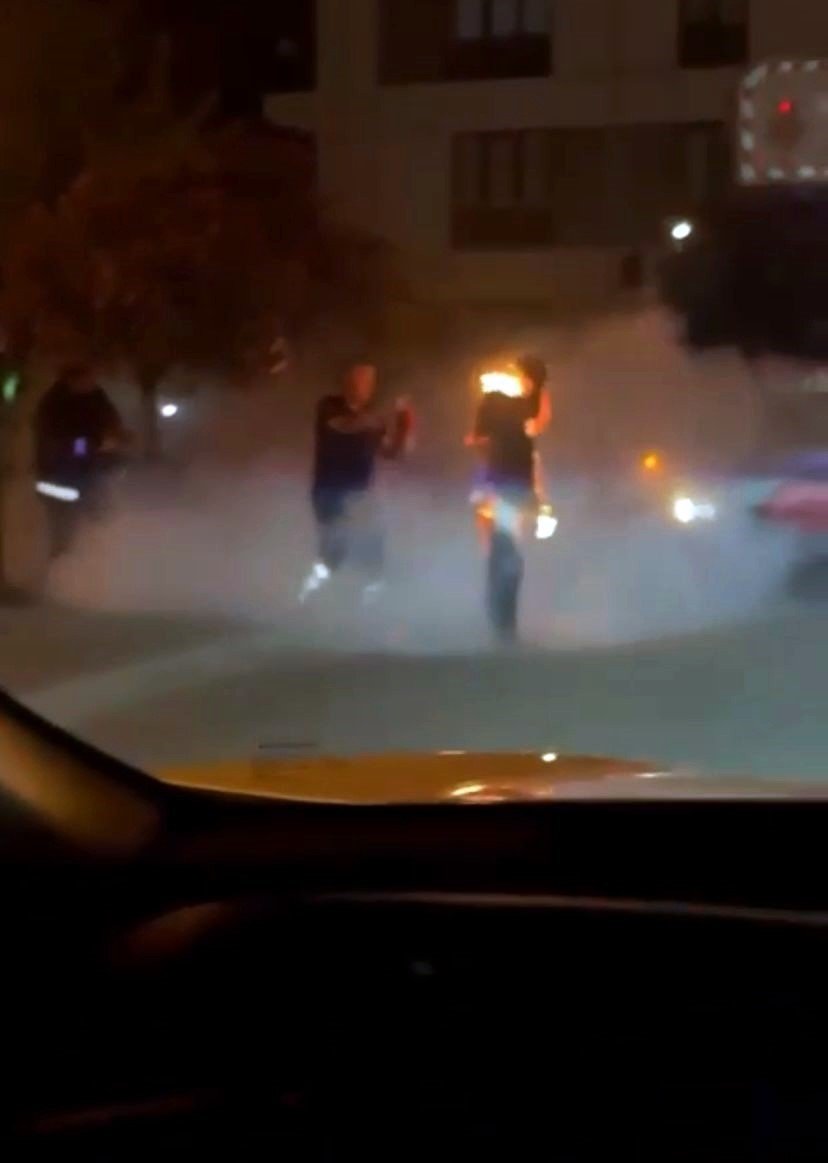 Sakarya’da korkunç olay: Sokak ortasında alev aldı