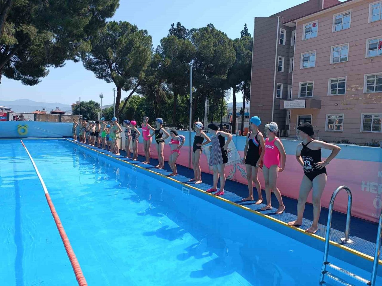 Sarıgöl’de yüzme kursuna büyük ilgi
