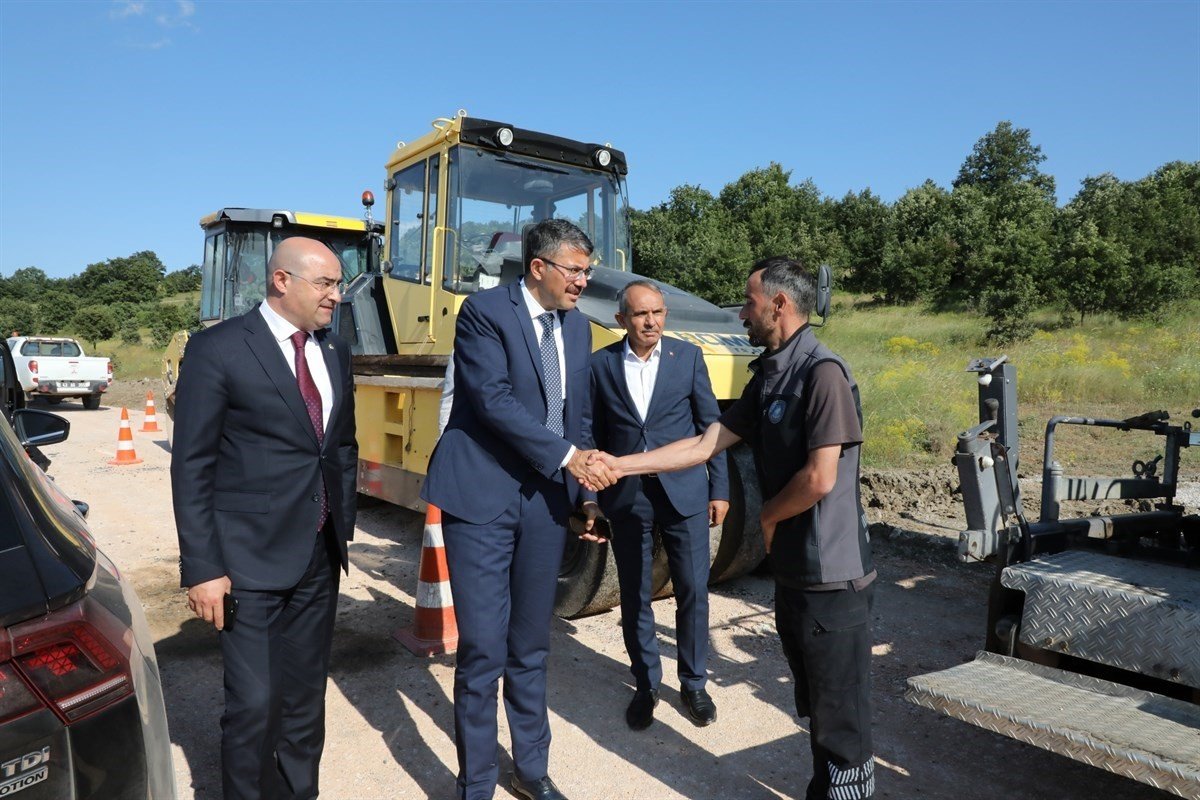 Sıcak asfalt çalışmalarını inceledi