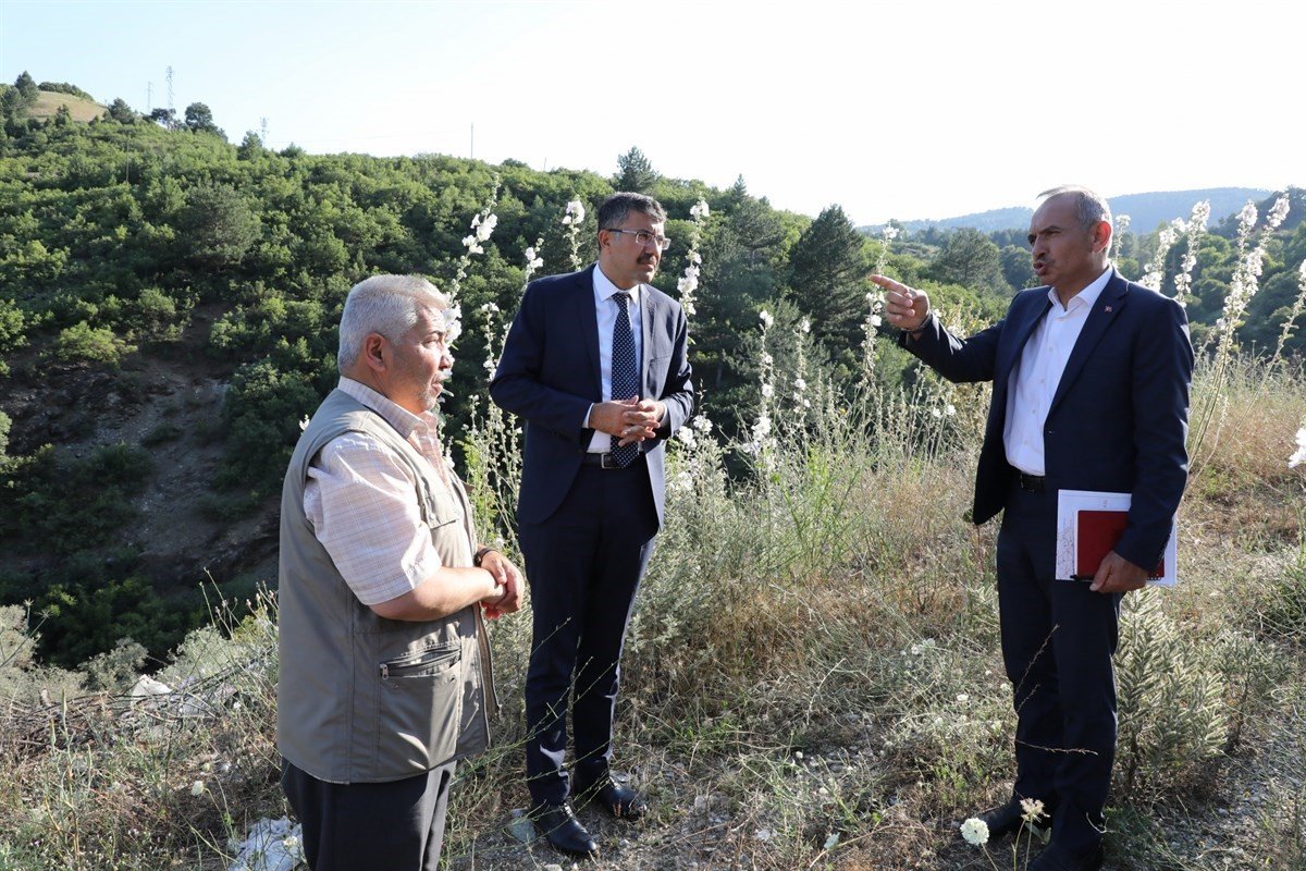 Sıcak asfalt çalışmalarını inceledi