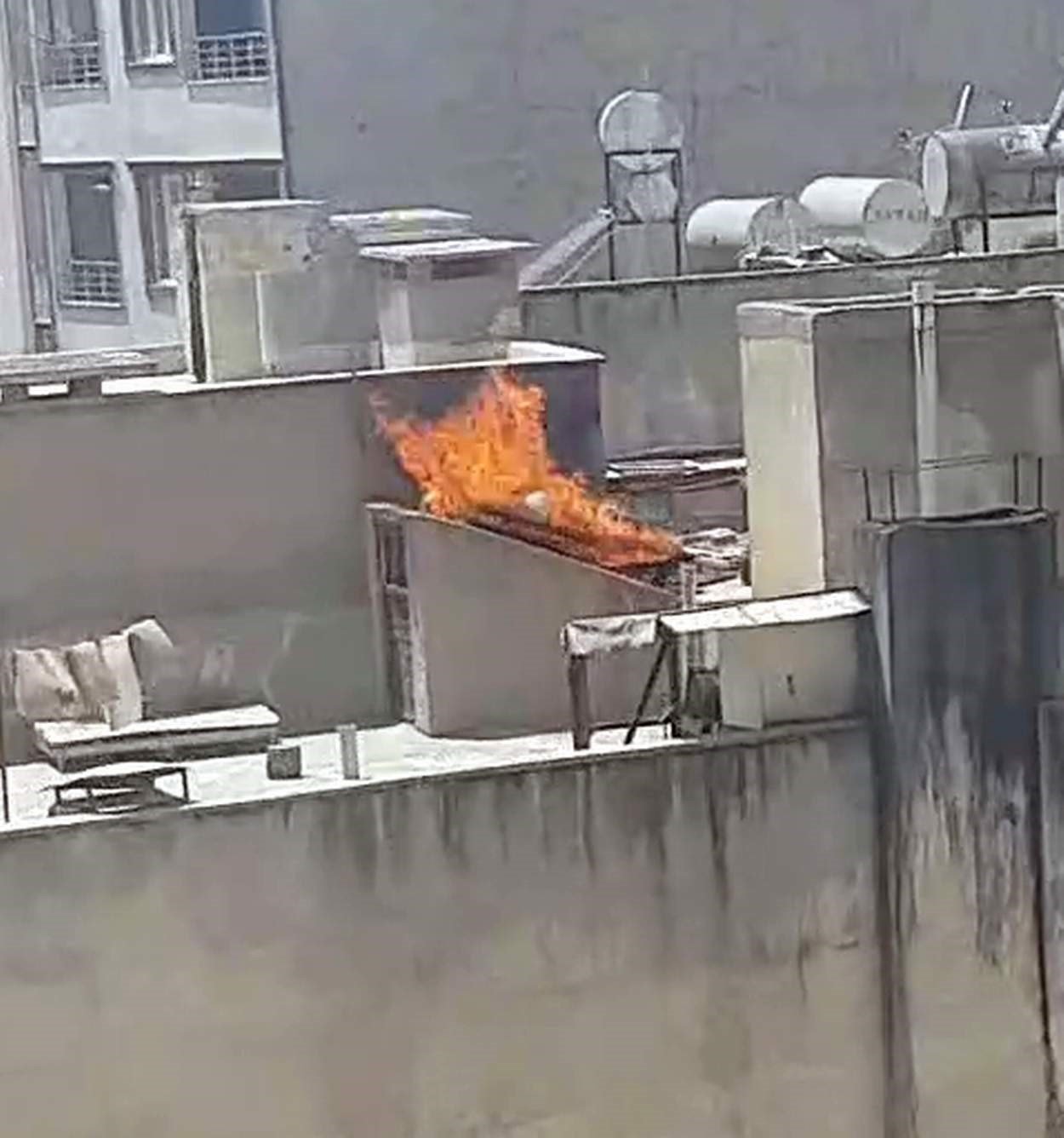 Siirt’te bir apartmanın çatısında çıkan yangın korkuttu