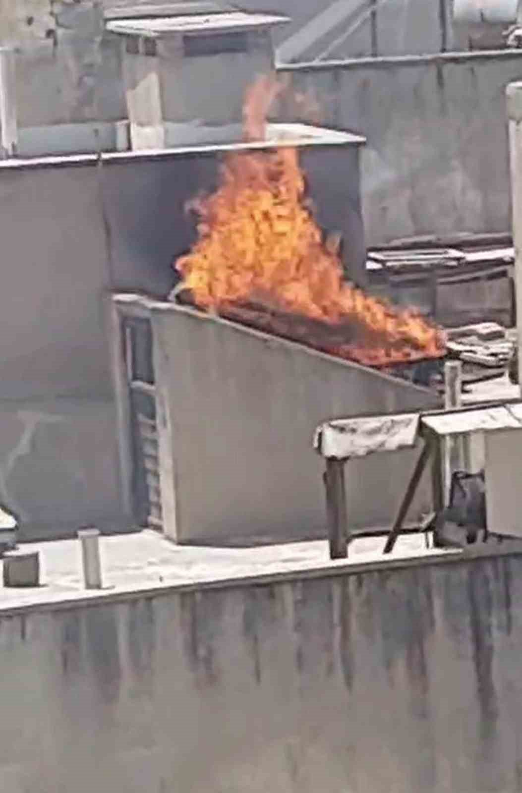 Siirt’te bir apartmanın çatısında çıkan yangın korkuttu