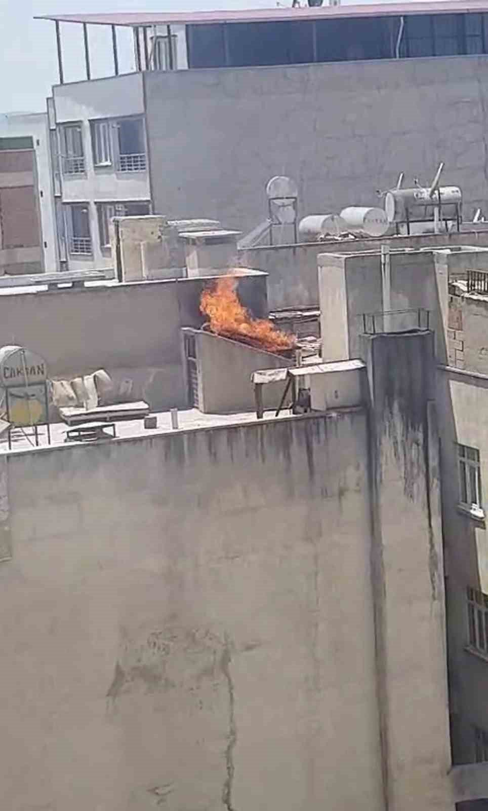 Siirt’te bir apartmanın çatısında çıkan yangın korkuttu