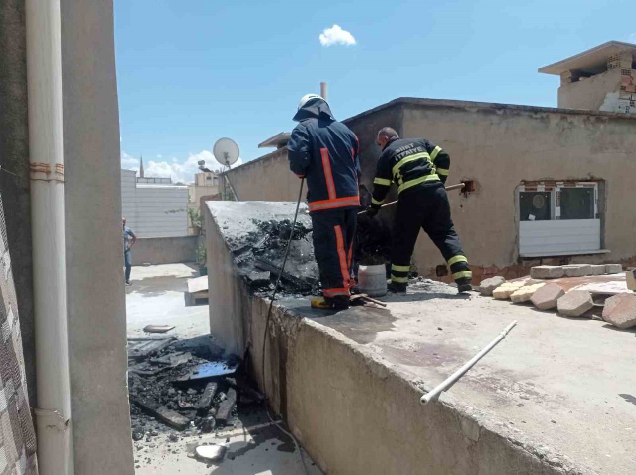Siirt’te bir apartmanın çatısında çıkan yangın korkuttu