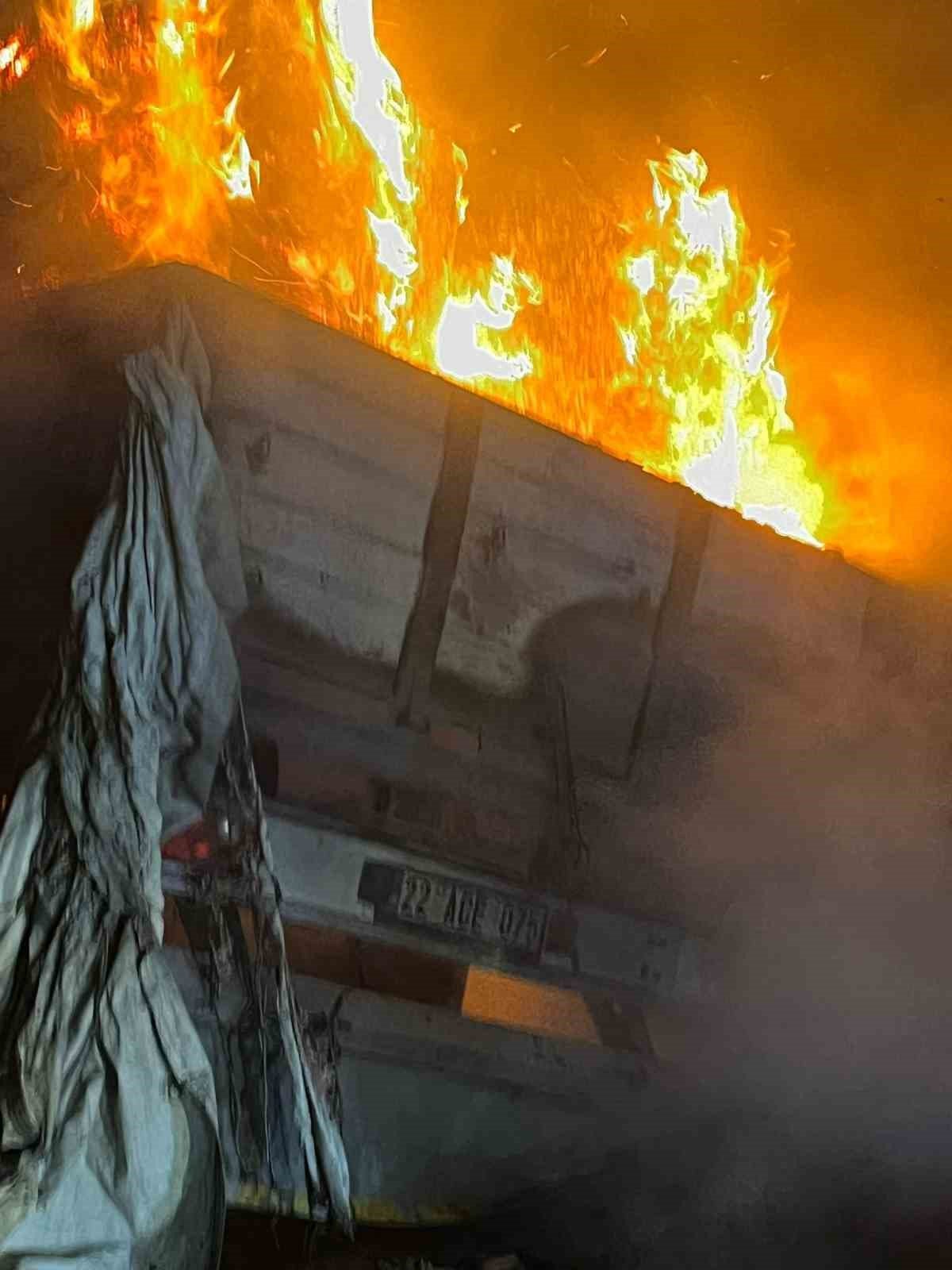 Lastiği patlayan tır alev topuna döndü