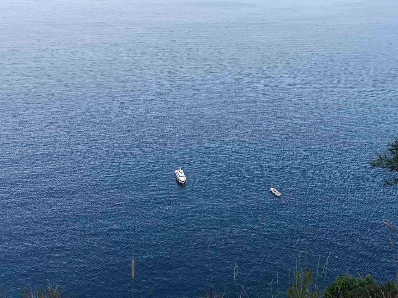 Manzara keyfi pahalıya mal oldu: Aracı uçurumdan aşağı yuvarlandı