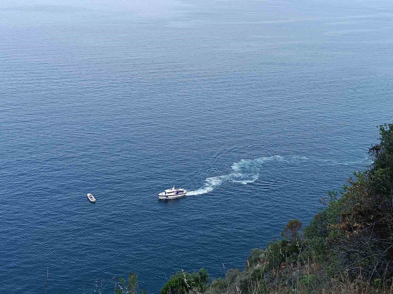 Manzara keyfi pahalıya mal oldu: Aracı uçurumdan aşağı yuvarlandı