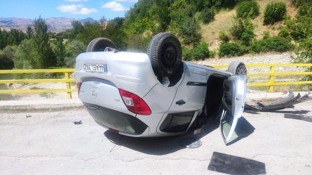 Bariyerlere çarpan otomobil köprü üzerinde ters döndü: 1 yaralı