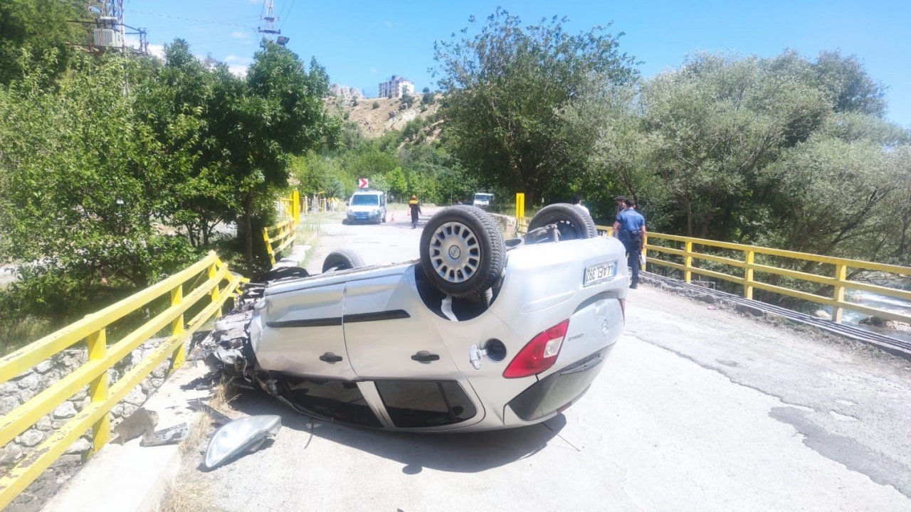 Bariyerlere çarpan otomobil köprü üzerinde ters döndü: 1 yaralı