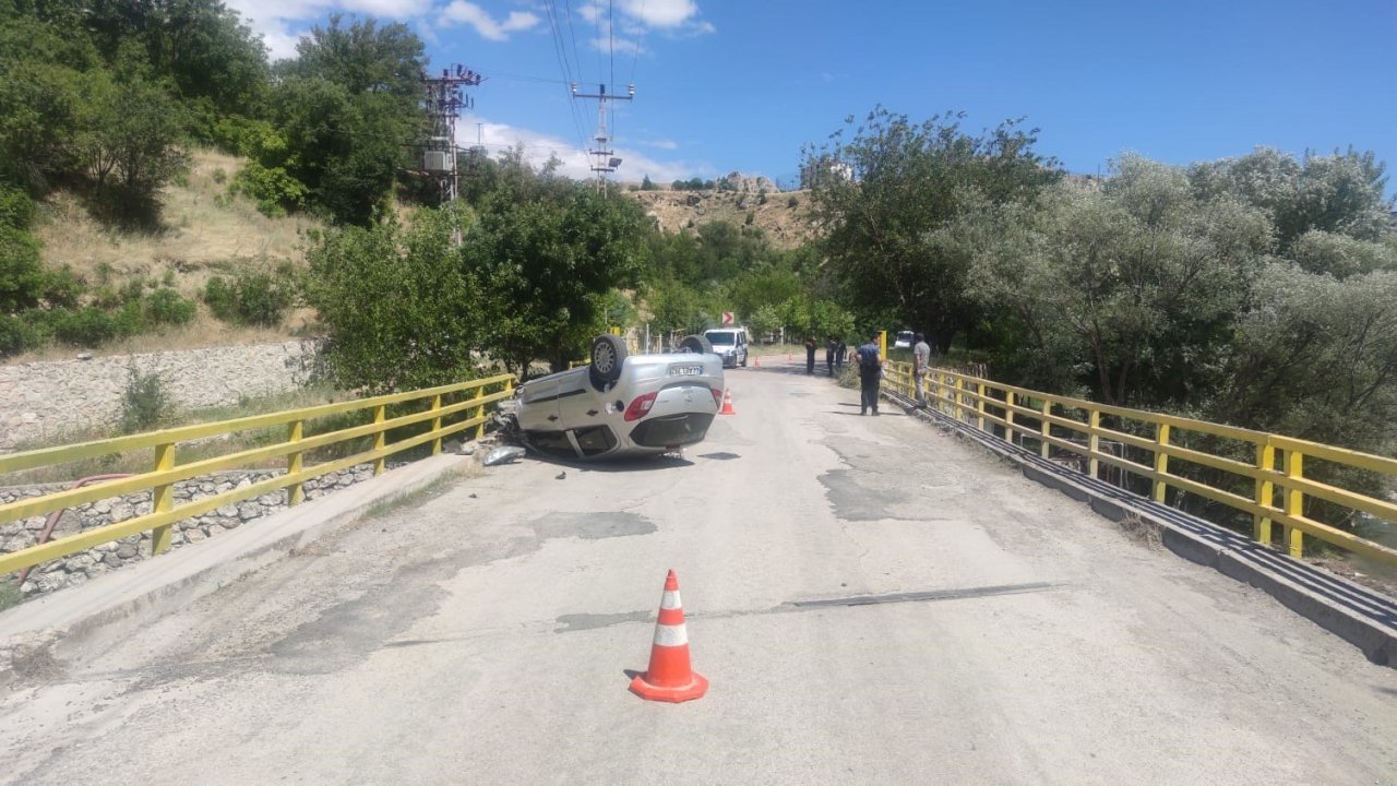 Bariyerlere çarpan otomobil köprü üzerinde ters döndü: 1 yaralı