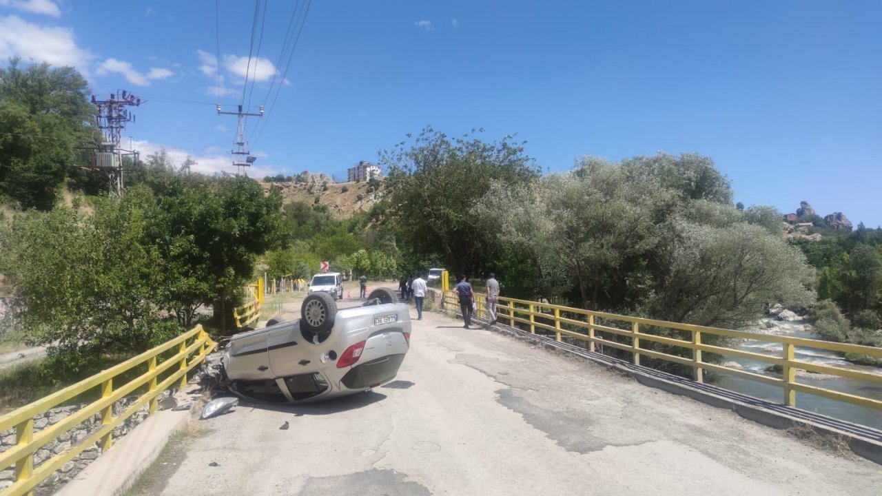 Bariyerlere çarpan otomobil köprü üzerinde ters döndü: 1 yaralı