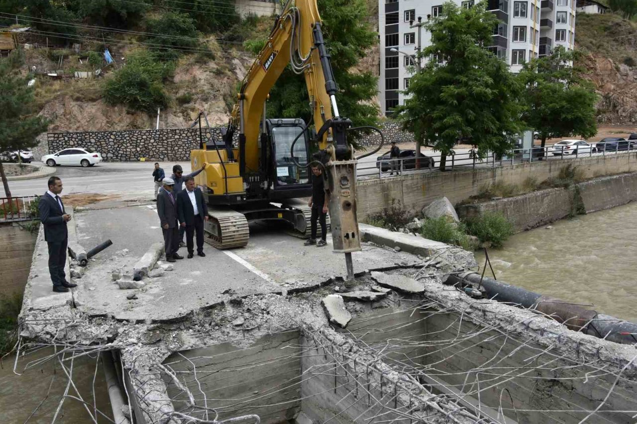 Gümüşhane’de riskli köprünün yıkımı başladı