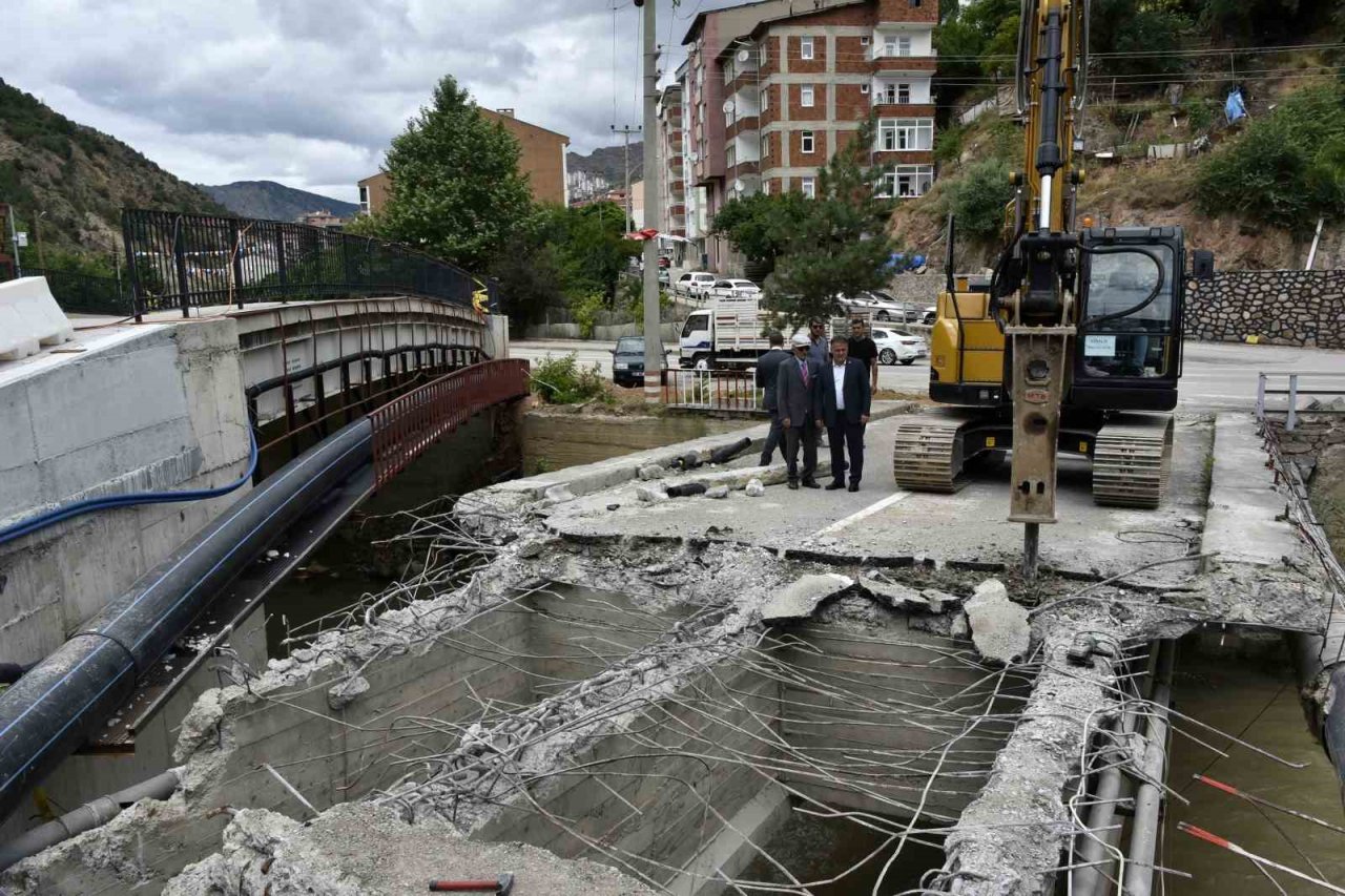 Gümüşhane’de riskli köprünün yıkımı başladı