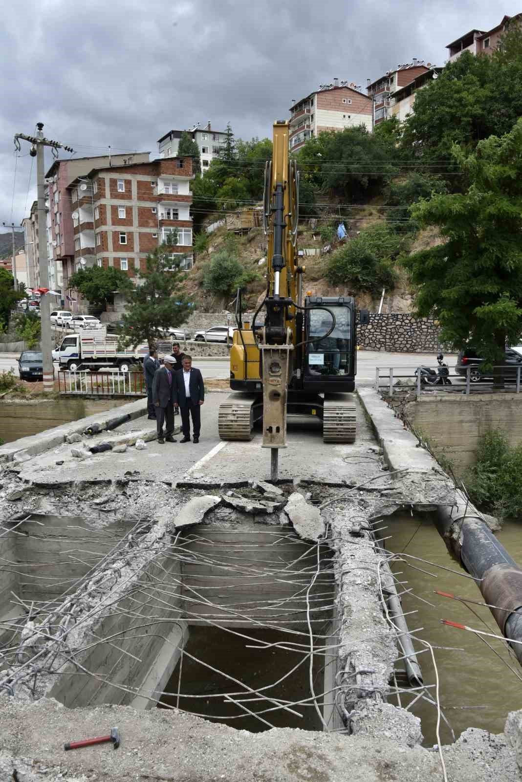 Gümüşhane’de riskli köprünün yıkımı başladı