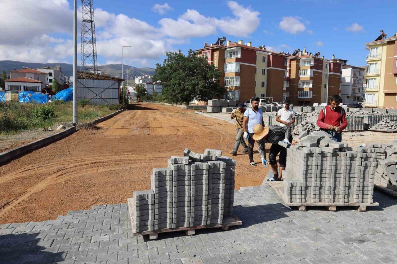 Yahyalı’da yeni açılan yollara parke döşeniyor