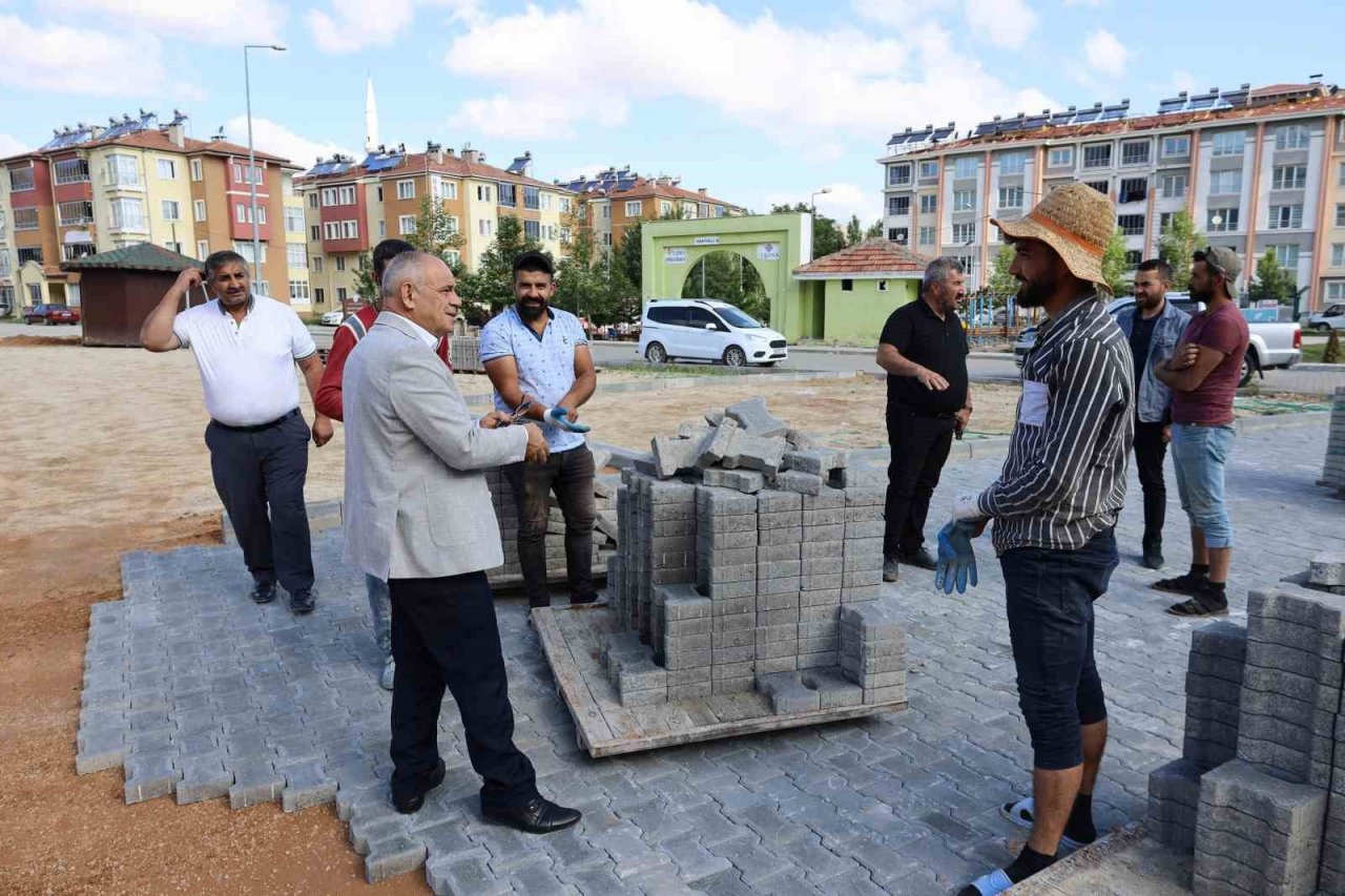 Yahyalı’da yeni açılan yollara parke döşeniyor